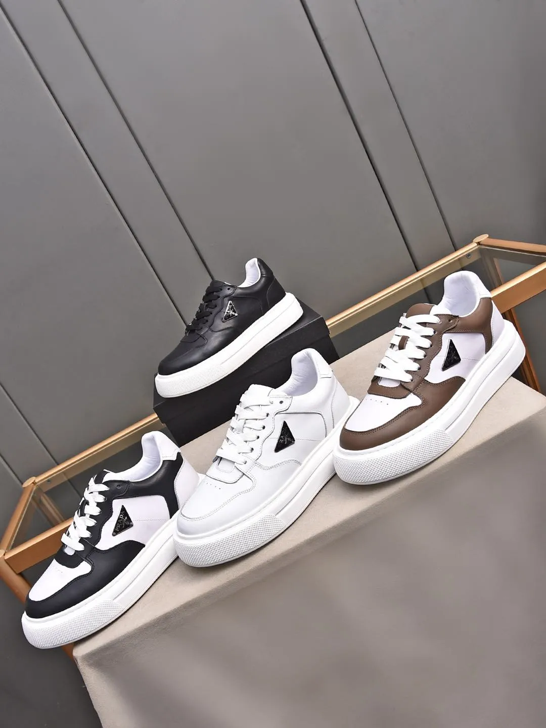 Men's shoes 💰500 Prada/Prada Men's new casual shoes, this upper is made of imported calfskin. The outside is decorated with the P family's classic metal triangle enamel logo, with cowhide lining and cowhide for the foot pads. The outsole is made of non-slip sports exclusive rubber outsole with logo, which feels good on the feet. It is a fashionable and fashionable item!  Size: 38-44 (45 customized)